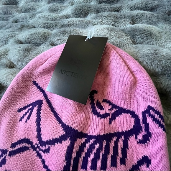 ✨ Arc’teryx Pink Logo Beanie – One Size NWT ✨ - Picture 2 of 6